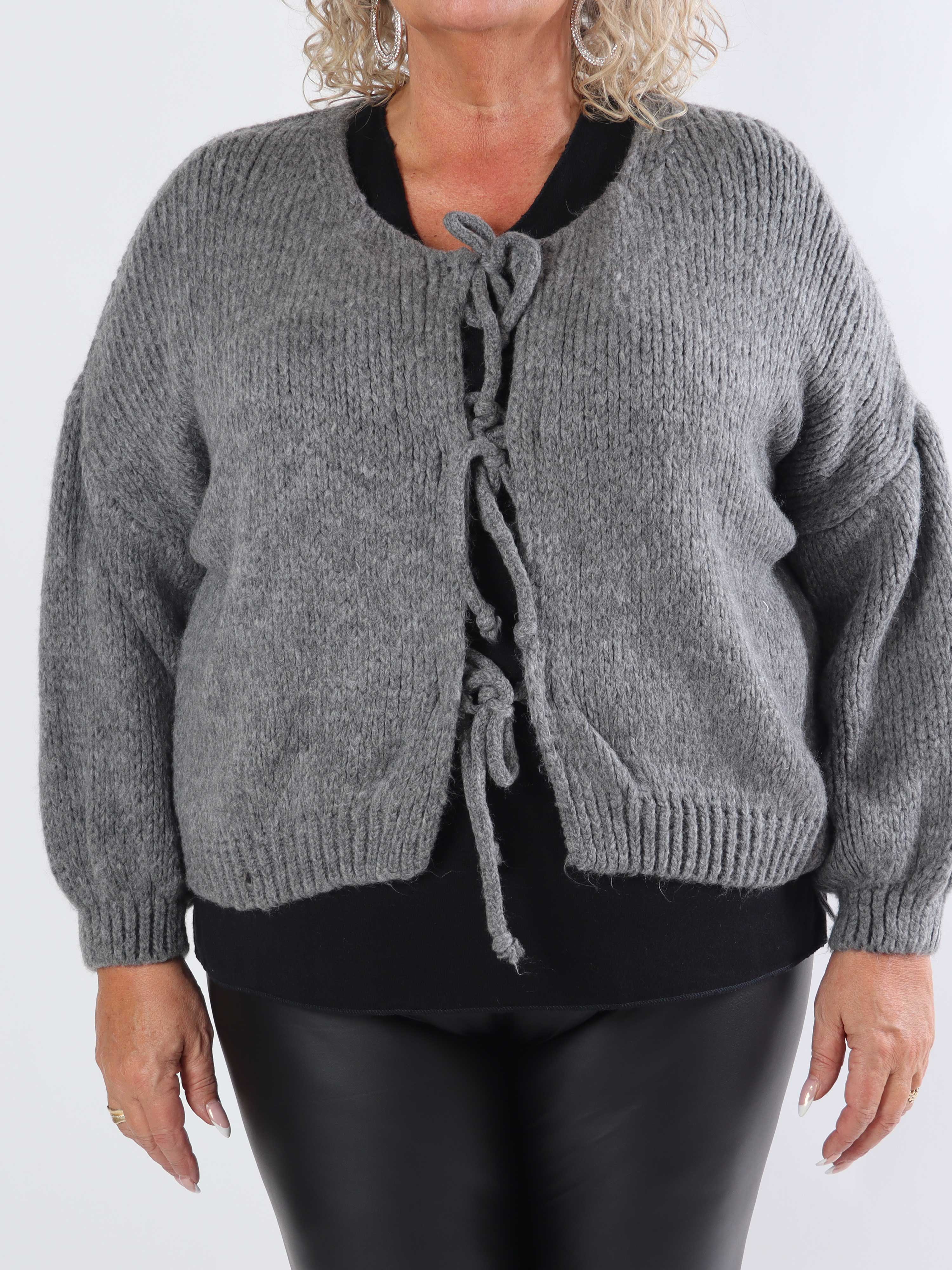 Kimberly - Sød plus size strikcardigan med sløjfer